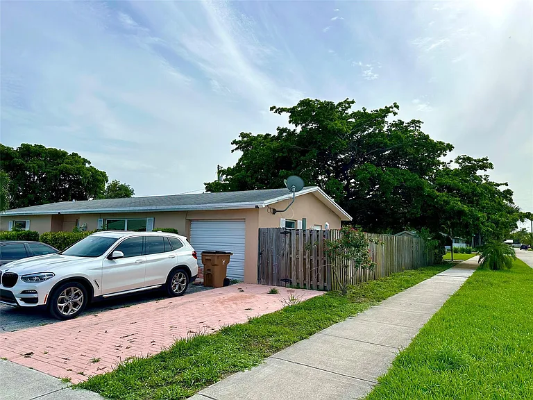 1417 SE 3rd Ter — Photo 2
