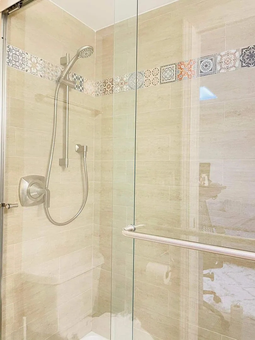 Downtown Elmhurst Gem 3-Bed Townhome with Balcony, Courtyard & Garage — Photo 4