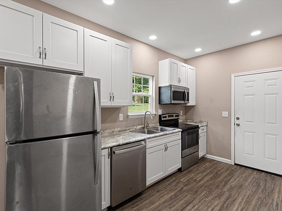 3rd image of 3915 Meadow Ln