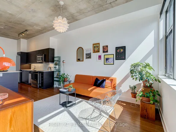 90 Trinity St #805, Toronto, ON M5A 0E4