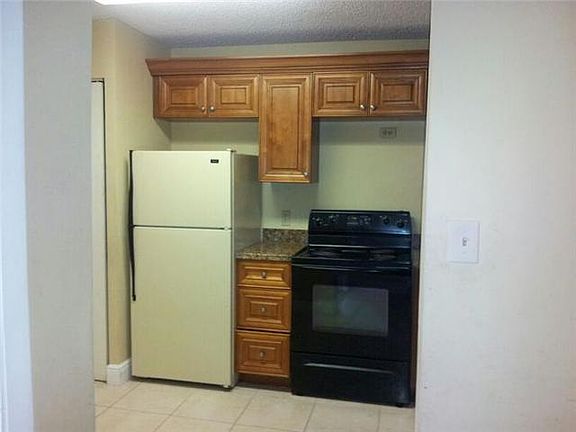 3rd image of 1008 The Pointe Dr