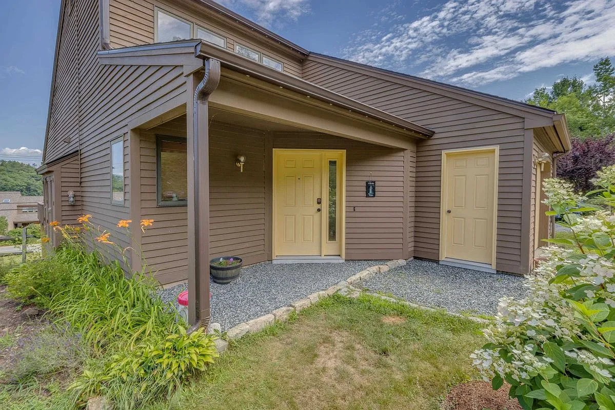 2 bed, 2.0 bath, 2077 sqft, $2,400 — Photo 2
