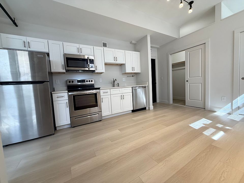 1st image of 105 William St #304