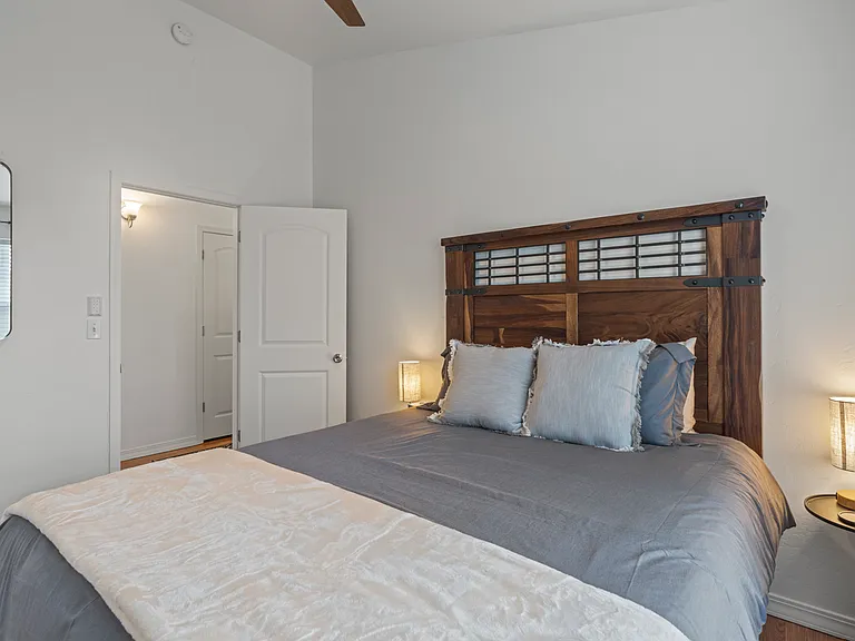 1710 N Taylor Cir — Photo 4