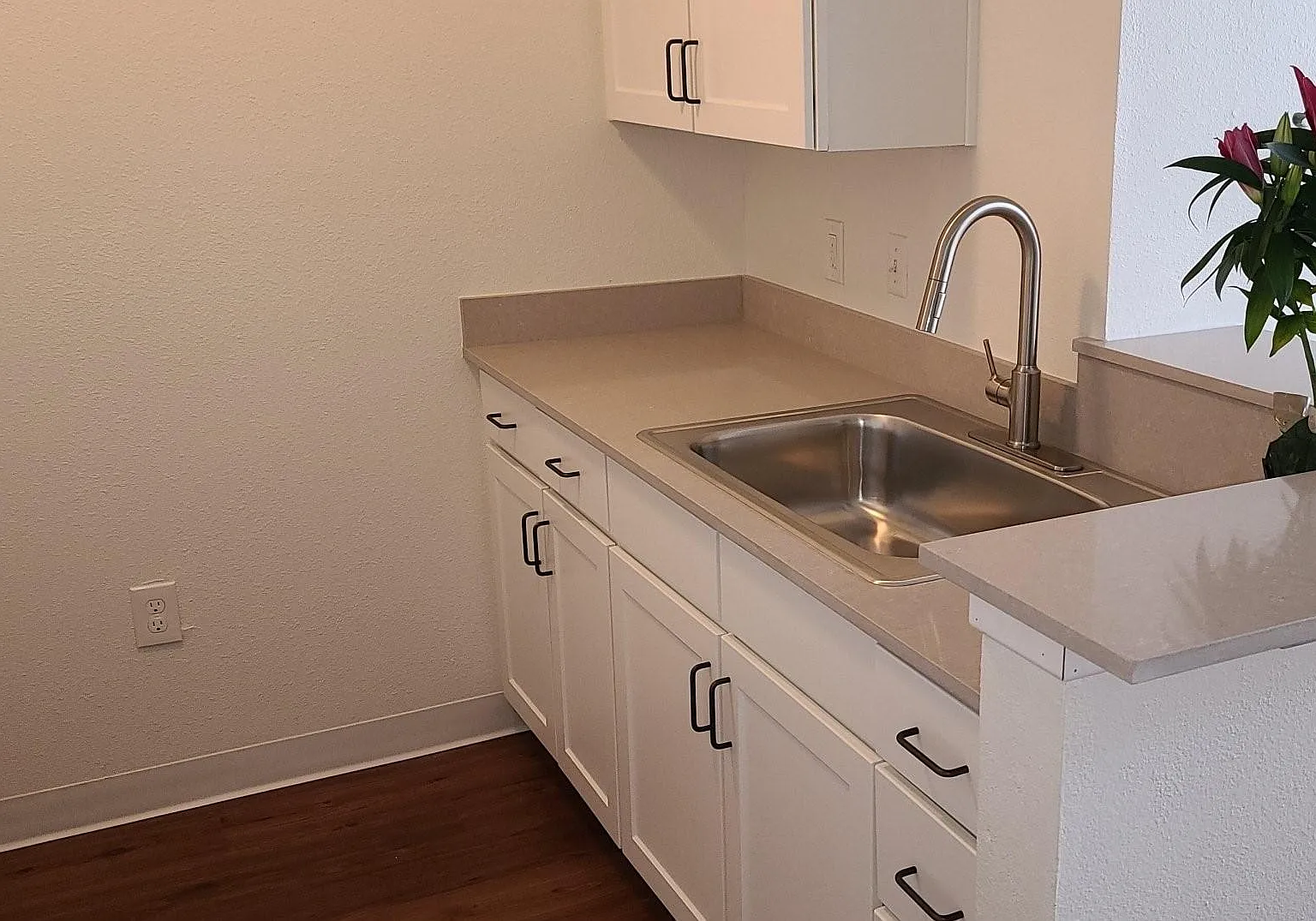 Newly Renovated Lexington Square - 62+ Age - Waitlisted - Income Restricted — Photo 3