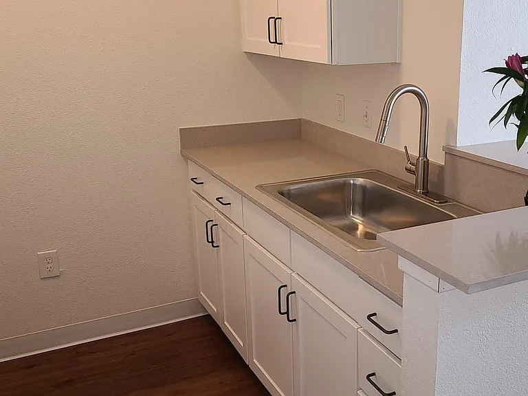 Newly Renovated Lexington Square - 62+ Age - Waitlisted - Income Restricted — Photo 3