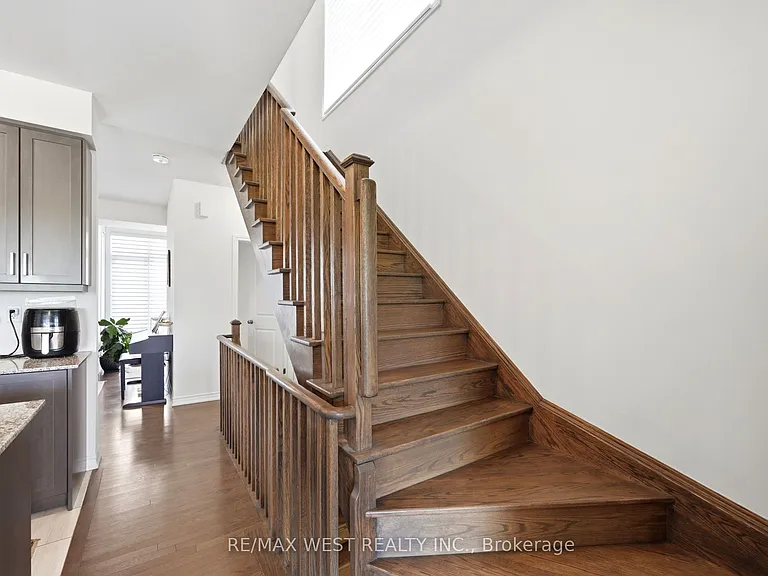 55 Holyrood Cres — Photo 18