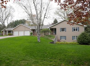 56055 Woodridge Rd, Three Rivers, MI 49093