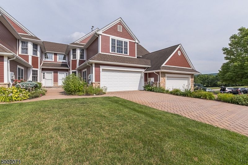 1st image of 4 Turnberry Ln