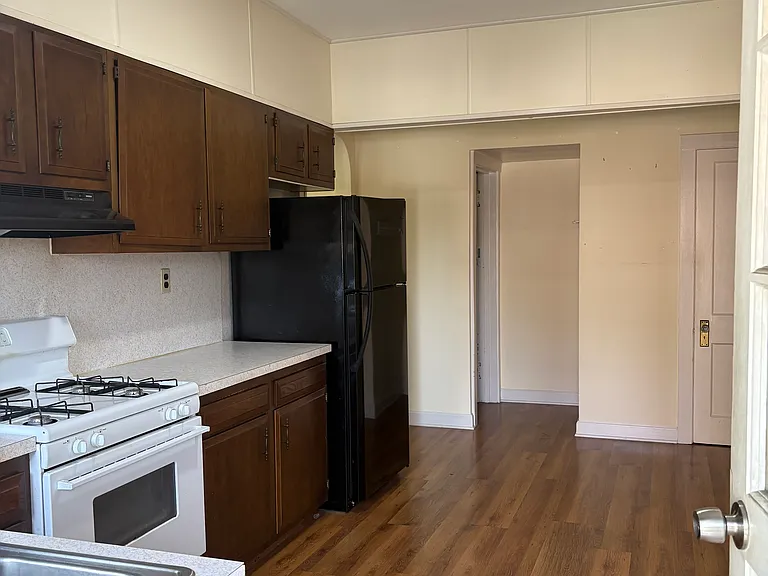307 Irwin St — Photo 5