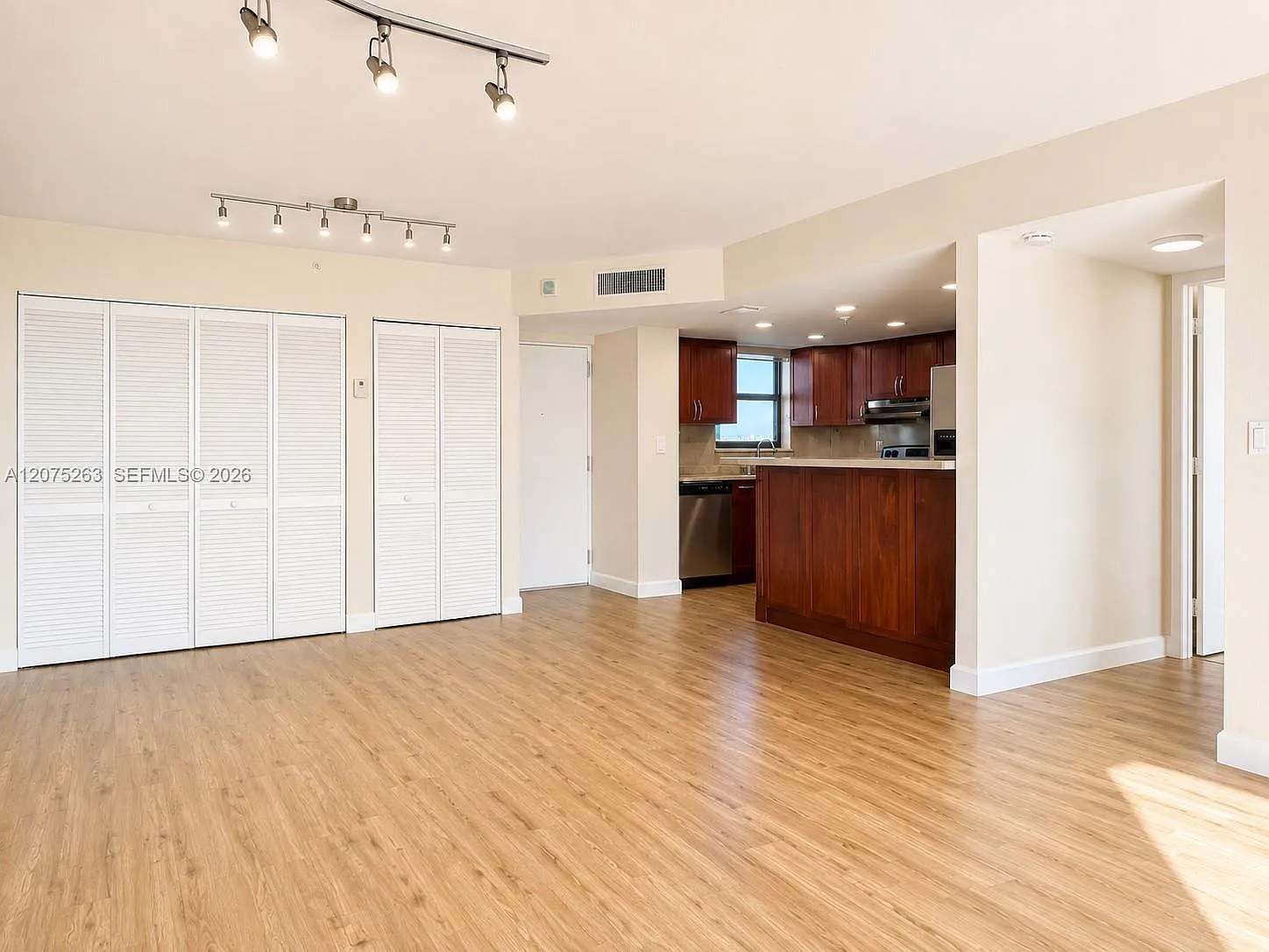 Bayview Tower Condo — Photo 3