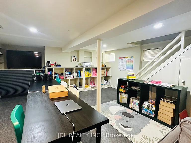 301 Old Orchard Grv — Photo 8