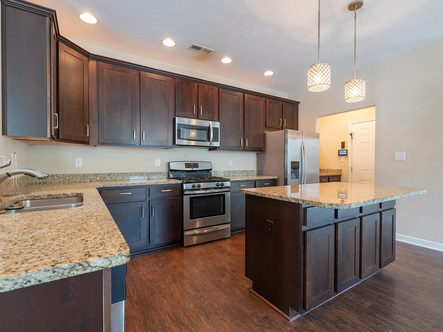 4 bed, 2.5 bath, 2112 sqft, $2,800 — Photo 4