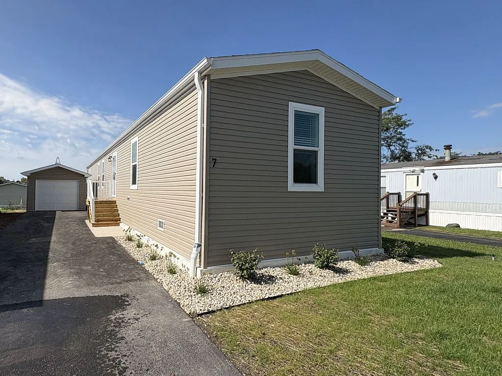 3 bed, 2.0 bath, 1216 sqft, $1,799 — Photo 2