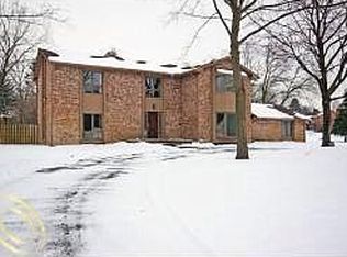 6340 Saint James Dr, West Bloomfield, MI 48322