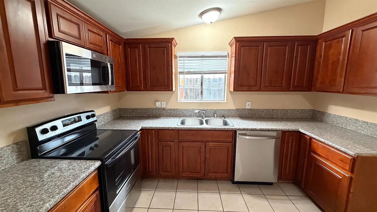 4 bed, 1200 sqft, $2,050 — Photo 3