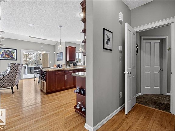 5th image of 942 Chahley Cres NW