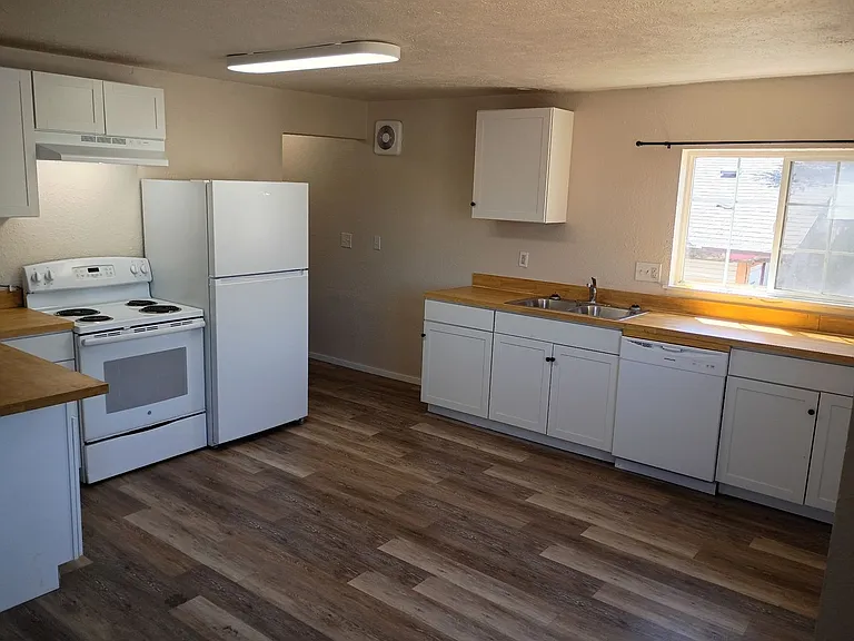 NE Spokane 2 bedroom apartment (Fresh paint and flooring) — Photo 9