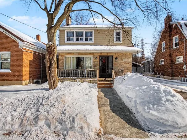 39 Henry St, Cambridge, ON N1R 3W3