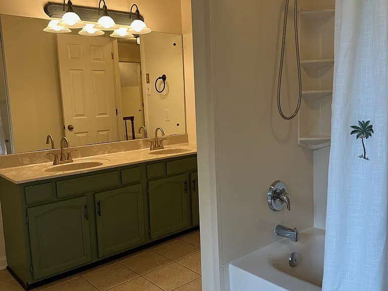 Upstairs Full Bathroom