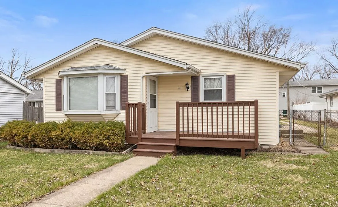 3 bed, 1.5 bath, 1120 sqft, $1,900 — Photo 1