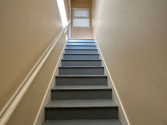 4th image of 310 Bellevue Ave E APT C