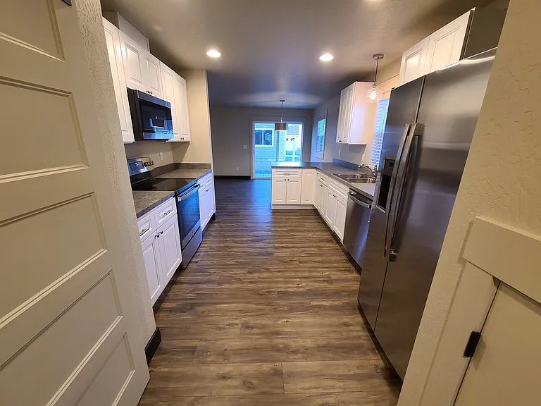1227 Edwards Ln — Photo 4