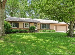 195 Surry Oak Dr, Holland, MI 49424