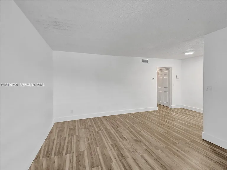 114 SE 8th St #203 — Photo 9