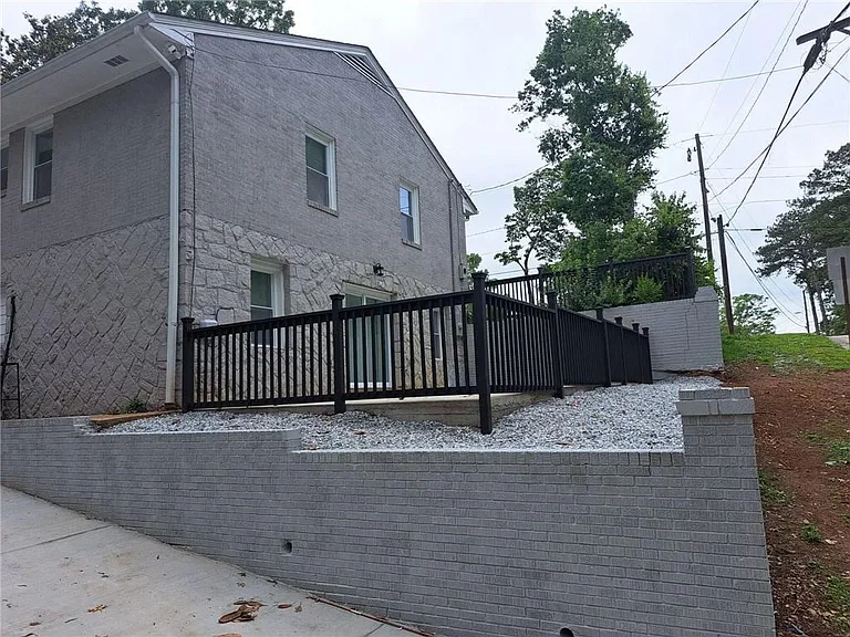 700 Lynn Cir SW — Photo 18