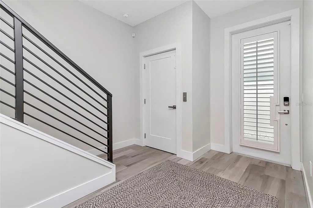 3 bed, 5.0 bath, 2700 sqft, $7,000 — Photo 2