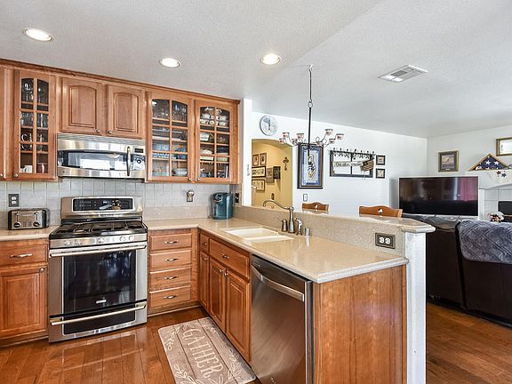 3rd image of 4117 La Jolla Dr