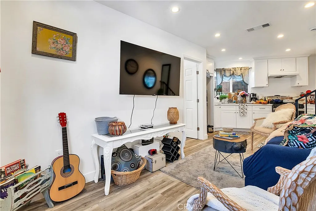 3 bed, 850 sqft, $3,895 — Photo 1
