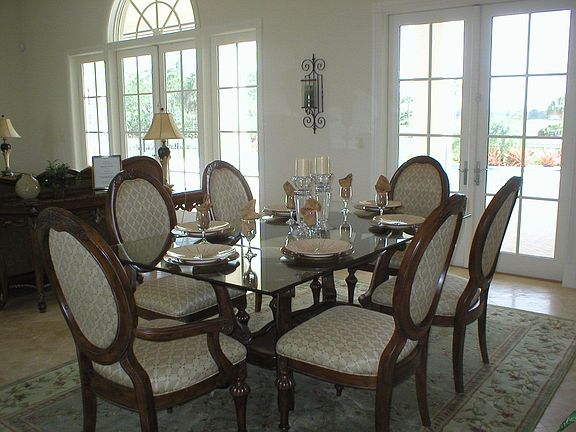 Dining Area w/soaring ceilings