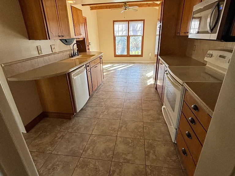 1115 Surrey Rd — Photo 8