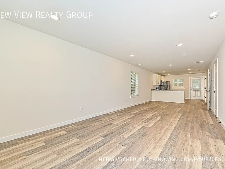 514 12th Ave NE — Photo 2