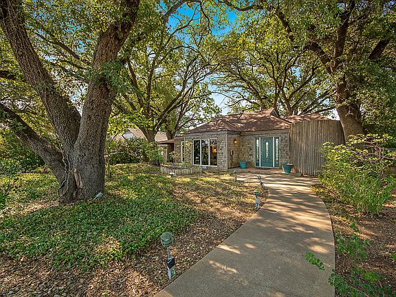 3rd image of 6237 Calmont Ave