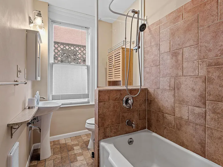 Bathroom in Bedroom 1