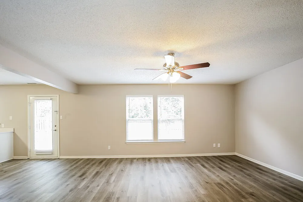 3 bed, 2.5 bath, 2035 sqft, $2,055 — Photo 4