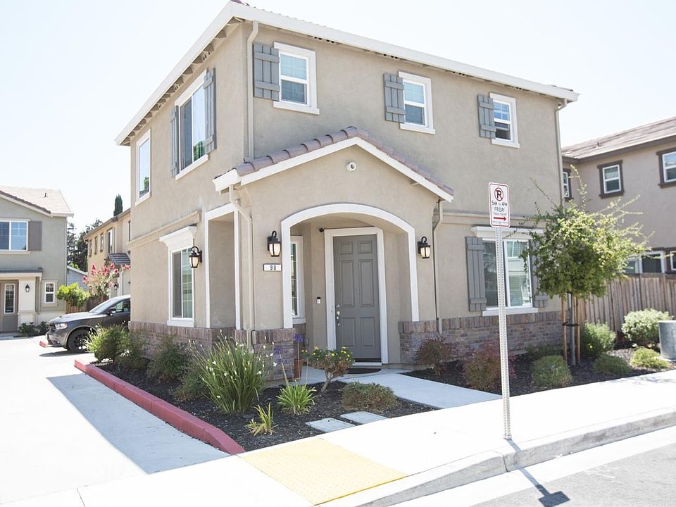 1st image of 90 Belle Harbor Cir