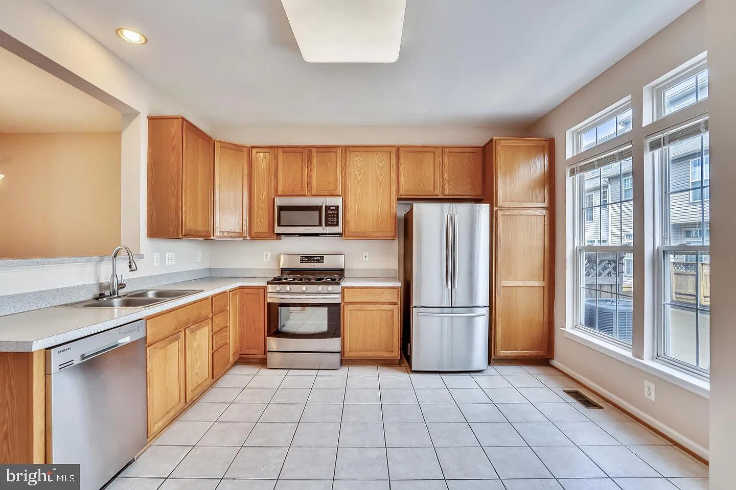 3 bed, 2.5 bath, 1548 sqft, $3,150 — Photo 2