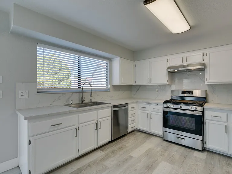 91 Trevor Dr — Photo 24