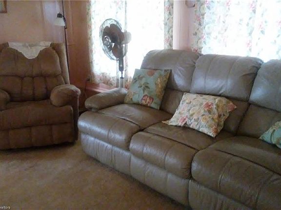 3rd image of 70 Lake Gardens Dr