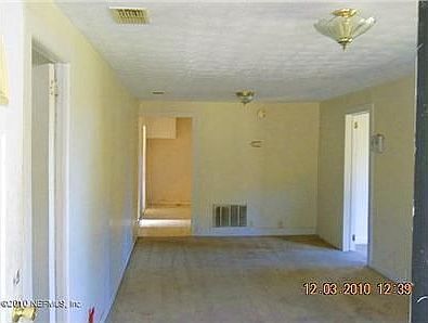 3rd image of 910 Superior St