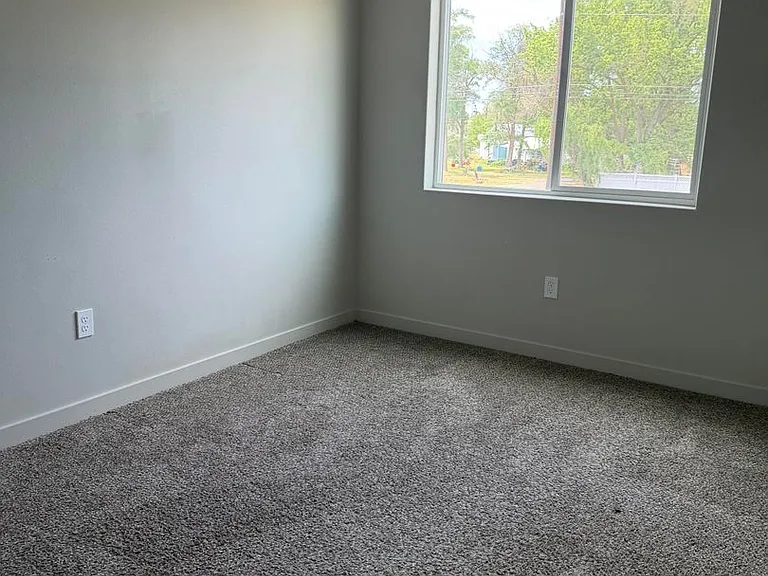 1039 NE Emerald Dr — Photo 11