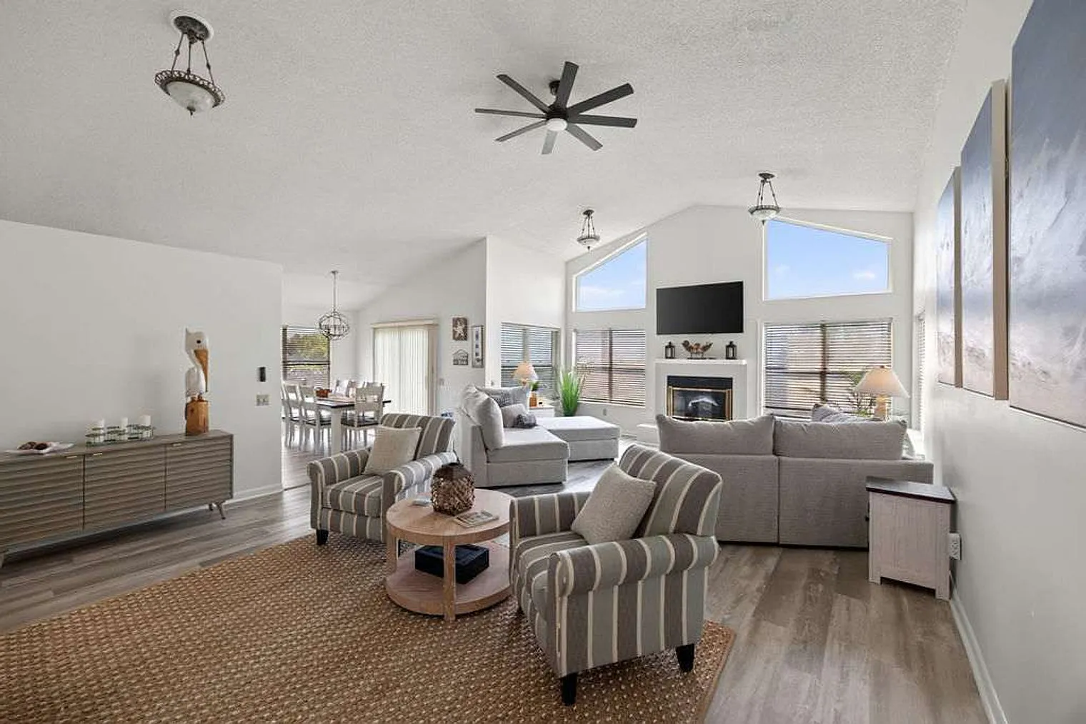 3 bed, 2.0 bath, 2389 sqft, $3,928 — Photo 4
