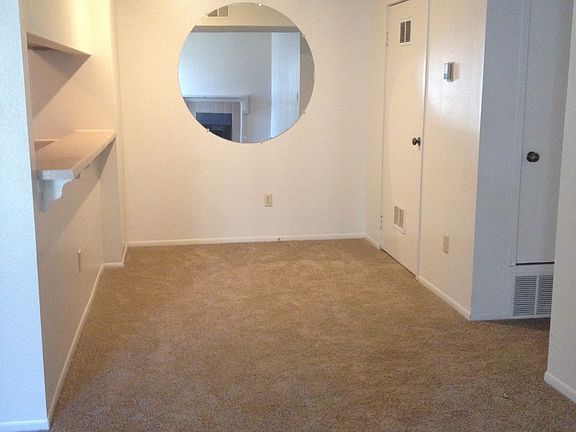 Dining Room (Mirror Included)