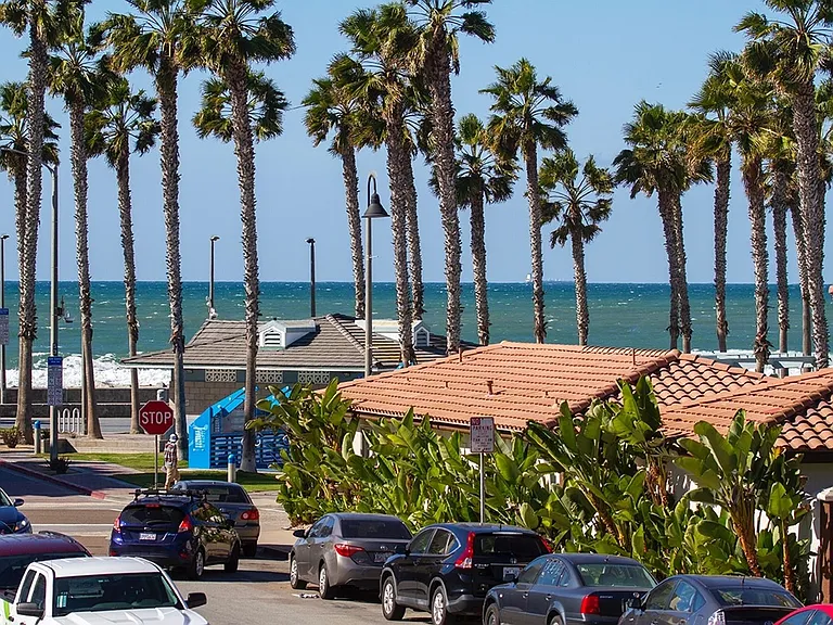 Pier View Apartments — Photo 11