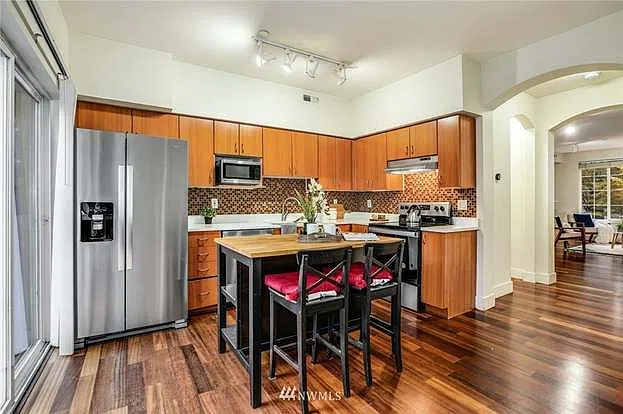 3 bed, 1297 sqft, $3,600 — Photo 4