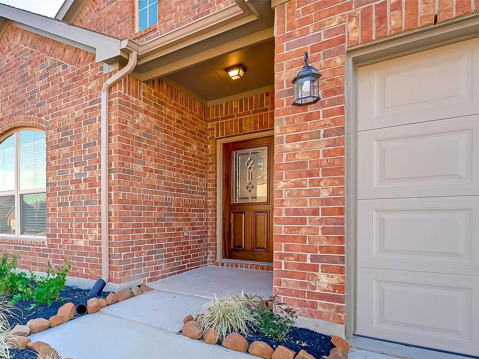 3 bed, 2.0 bath, 1829 sqft, $2,200 — Photo 3